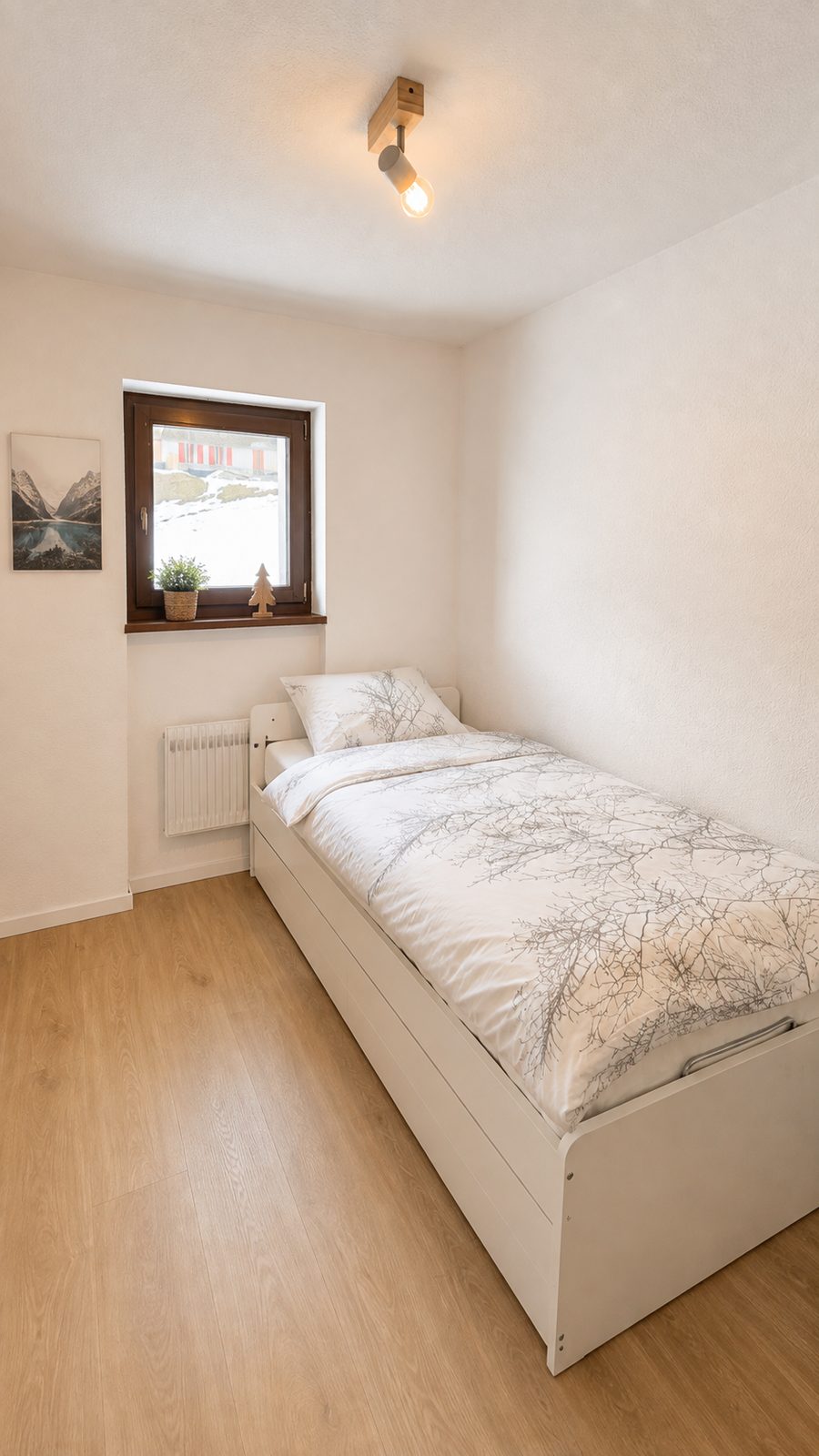 Annexe de 6 m² avec lit gigogne et fenêtre sur la montagne, studio à Loèche-les-Bains